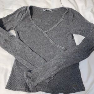 gray hollister long sleeve shirt ! size M